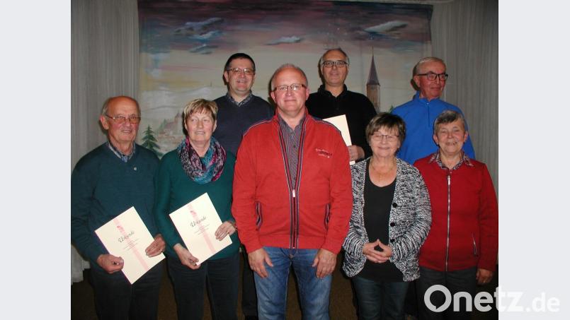 Albert und Renate Mayer (von links), Präses Pfarrer Ferdinand Weinberger, KAB-Vorsitzender Joachim Rubenbauer, Klaus Opitz, Maria Zapf sowie die Seniorenbeauftragten Hans Wolf und Traudl Sticht freuen sich über Ehrungen beziehungsweise den guten Verlauf des vergangenen Jahres. Bild: gis