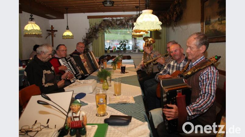 Zwischen zehn und 15 Hobbymusiker kommen immer zusammen, ihnen und den Zuhörern machts Spaß. Bild: frd