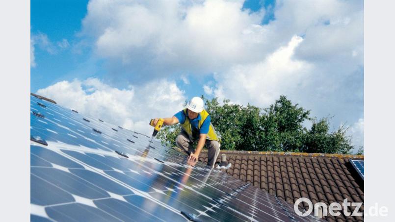 Rentiert sich eine Solaranlage auf dem eigenen Dach? Steht das Haus dafür überhaupt richtig? Wie teuer wäre eine optimale Anlage – für Stromerzeugung oder auch für Warmwasser? Und wie viel Eigenkapital sollte man dafür haben? Stadt und Landkreis bieten einfache Antworten auf diese Fragen – mit ein paar Klicks im Internet, im neuen Solarpotenzialkataster.