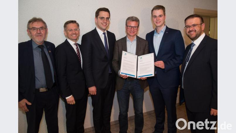 Kastls Bürgermeister Josef Etterer (von links), MdL Tobias Reiß, CSU-Europawahlkandidat Christian Doleschal und CSU-Ortsvorsitzender Johann Walter (rechts) unterstützen JU-Ortsvorsitzenden Felix Kirchberger (Zweiter von rechts) bei der Übergabe seiner Anträge an Staatsminister Bernd Sibler. Bild: exb