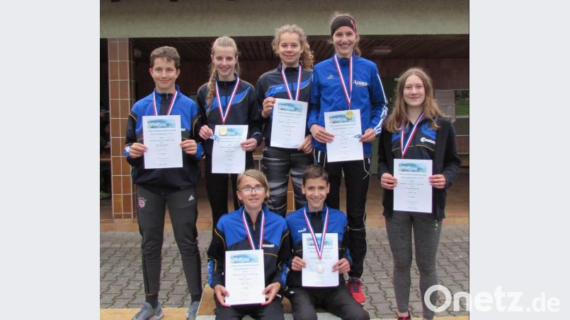 Sieben Medaillen gewannen die Leichtathleten des TV Amberg bei den Oberpfalzmeisterschaften in den Blockwettkämpfen. Auf dem Bild hinten von links Benedikt Müller, Sandra Göbl, Charlotte Schaller, Lena Dickert, Paula Güldenberg, (vorne von links) Marten Lippold und Jonas Dickert. Bild: glg