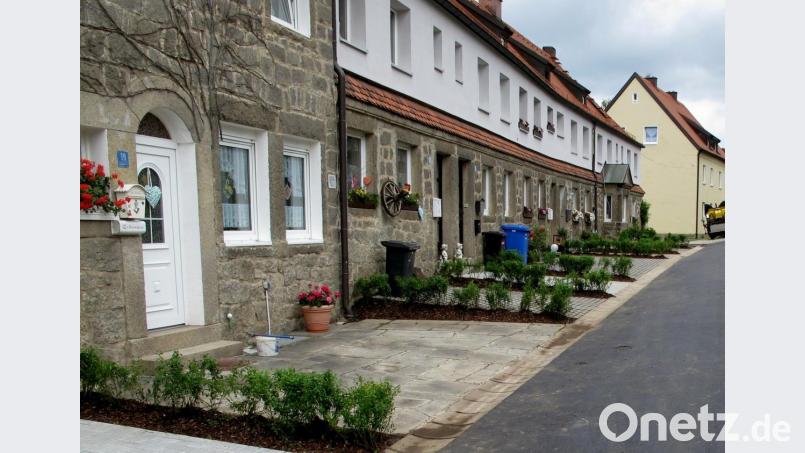 Die zu Beginn der 1920iger Jahre aus heimischen Granitgebauten im Ortsteil Hardtheim an der Floßenbürger Straße gebauten Mietwohnhäuser werden durch den Einbau zentraler Heizungsanlagen mit hohem Kostenaufwand saniert. Bild: le