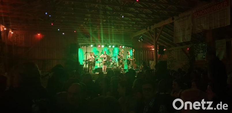 Die Band „Woidarawöll“ übersetzt „Sei`s, wie es will!“ sorgte für Bombenstimmung in der Zitzmann-Halle. Bild: sl