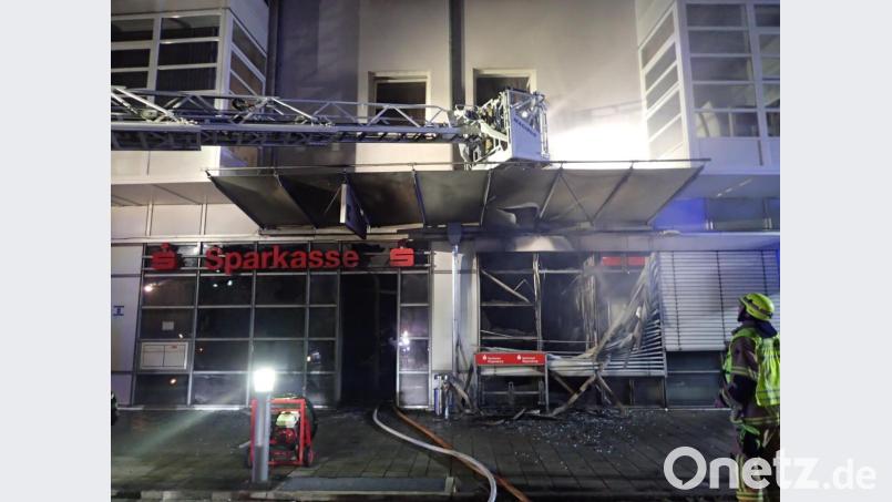 Brand in einer Sparkasse in Regensburg. Unbekannte wollten einen Geldautomaten sprengen. Bild: Berufsfeuerwehr Regensburg