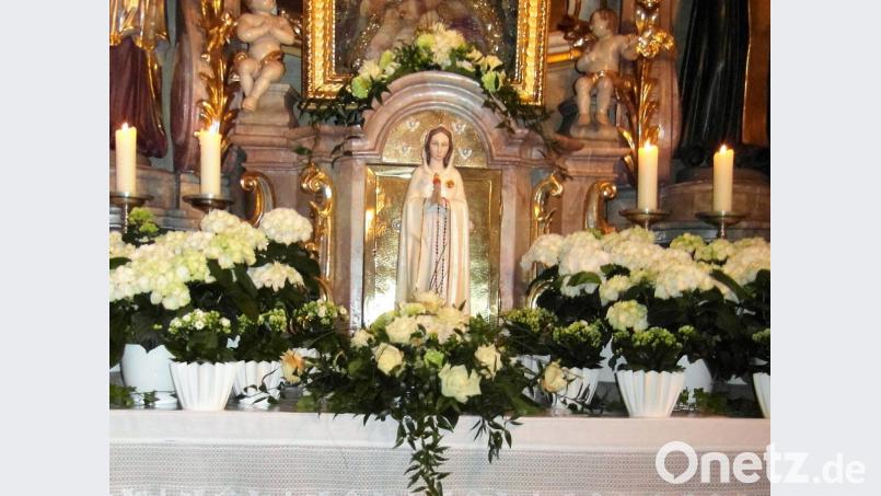 Der Marienaltar samt -statue in der Pfarrkirche ist in diesem Monat für die Maiandachten besonders geschmückt. Bild: hl