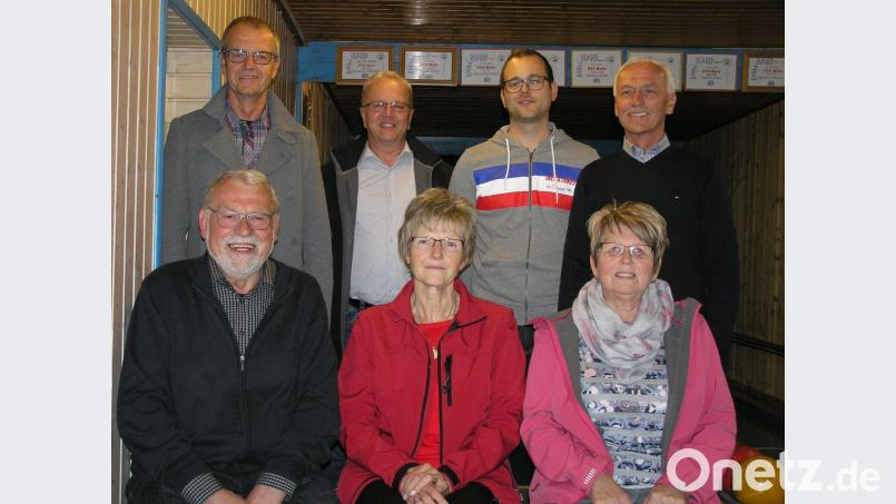 Karl Lenhard (sitzend, von links) führt auch weiterhin den SKC Neusorg. Zur Seite stehen ihm Sportwartin Manuela Dötterl, Schatzmeisterin Agnes Legat und die Kassenrevisoren Johannes Söllner (stehend von links) und Norbert König sowie Schriftführer Manuel Stehbach. Bürgermeister Peter König beglückwünschte den neu gewählten Vorstand. Bild: öt