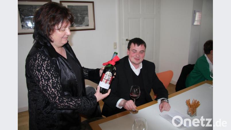 Den ersten Probeschluck vom Festwein für die Primiz kredenzte Tanja Meister Pfarrer Maximilian Roeb. Bild: wro