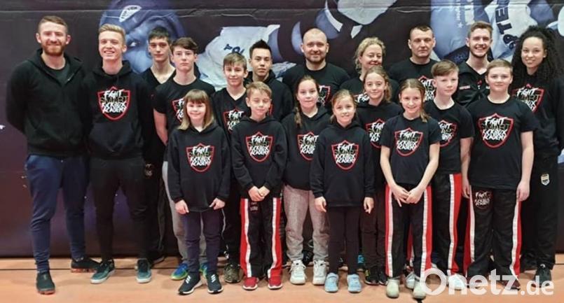 Die Athleten der Fight Smart Kickbox Academy aus Sulzbach-Rosenberg, im Bild mit ihrem Trainerteam, sammelten bei der „Bayerischen“ in Erding fleißig Treppchenplätze. Bild: exb