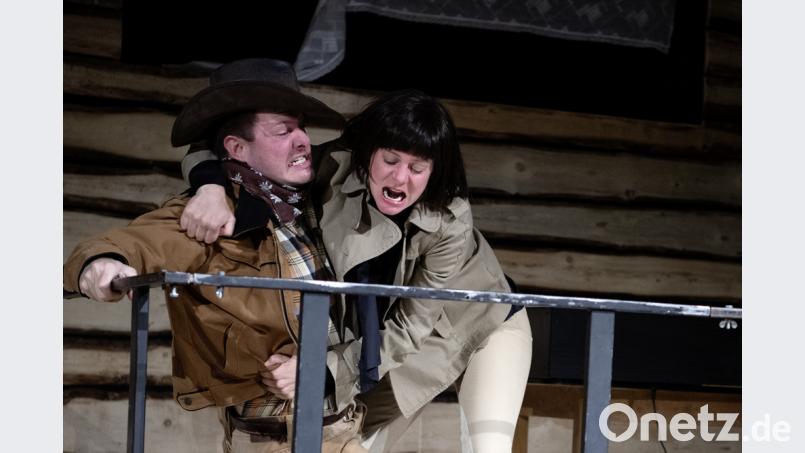 Auf Hochtouren laufen derzeit die Proben für „Kleider machen Leute“ nach Gottfried Keller. Die Weidenerin Miriam Wagner (rechts, mit schwarzer Perücke) feiert mit diesem Stück am 16. Mai Premiere. Bild: exb/Judith Schlosser