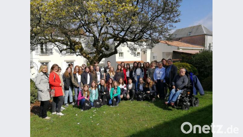 Vor dem Rathaus in Moncoutant treffen sich alle Schüler mit ihren französischen Freunden zu einem Erinnerungsfoto. Bild: dob