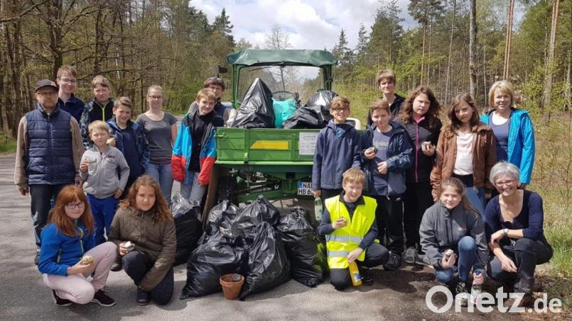 16 Firmlinge und 6 Singkreis-Mitglieder waren beim „Rama Dama“ unterwegs und sammelten Müll. Bild: exb