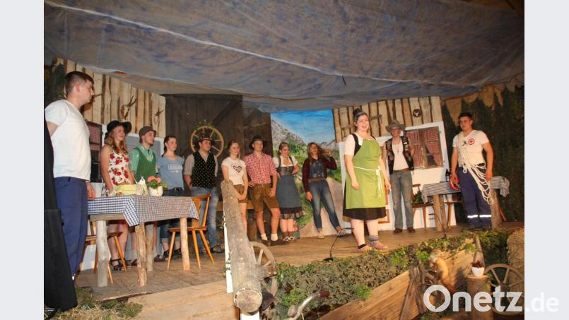 Viel Beifall heimste das Ensemble des Lustspiels "Kaiserschmarrn &amp; Eifersucht" ein. Mit diesem Stück ist die Pertolzhofener Dorfjugend zum ersten Mal auf die Theaterbühne getreten. Die Resonanz des Publikums lässt vermuten, dass es nicht der letzte Auftritt gewesen sein dürfte. Bild: frd