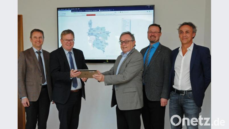 Bernhard Mitko (Umweltreferent Stadt Amberg), Oberbürgermeister Michael Cerny, stellvertretender Landrat Hans Kummert, Florian Junkes (Vorsitzender ZEN) und Klimaschutzkoordinator Joachim Scheid (von links). Bild: Hollederer, Christine