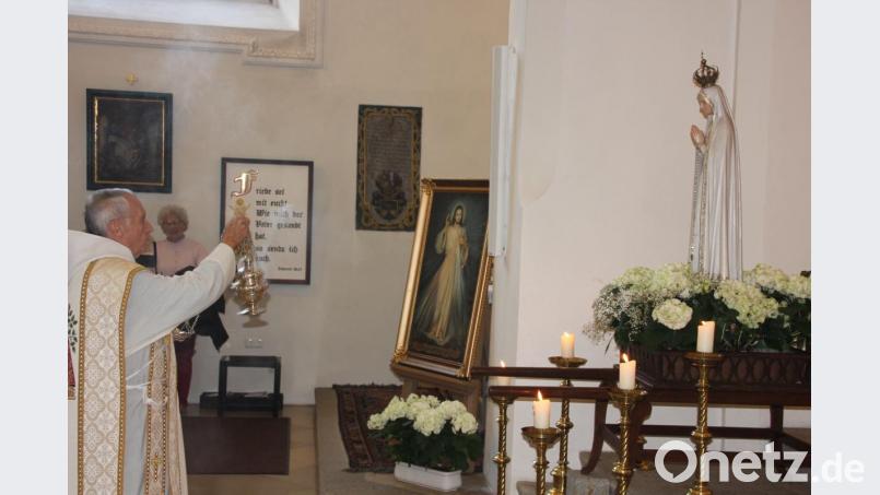Pater Notker Wolf beweihräucherte die Fatima-Statue. Bild: kro
