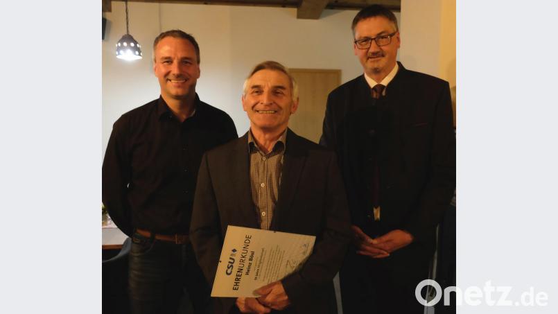 Hans Prechtl (rechts) und Thomas Rohrwild (links) zeichneten Heinz Bösl für 50-jährige Parteizugehörigkeit mit der Ehrenurkunde und der Ehrennadel aus. Bild: ohr
