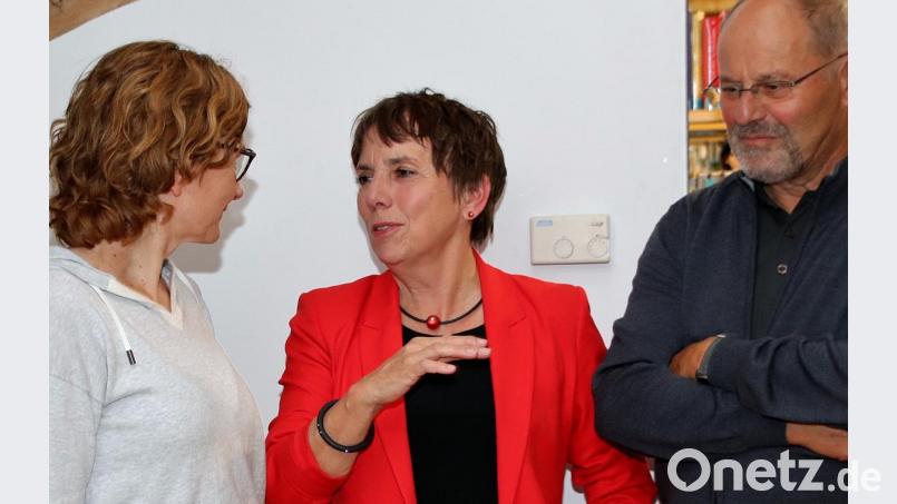 Vor der Veranstaltung im Franz-Joachim-Behnisch-Saal der Regionalbibliothek unterhielten sich die beiden Referenten Margot Käßmann (Mitte) und Jost Hess mit der Buchhändlerin Maria Rupprecht (links), die Käßmanns zahlreiche Publikationen auf einem Büchertisch bereit hielt. Bild: Thomas Dobler