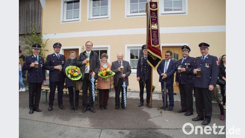 Landtagsabgeordneter Alexander Flierl (Vierter von links) und Altbürgermeister Hans Wirnshofer (Fünfter von rechts) beschirmen das Gründungsfest der Feuerwehr Weiding im kommenden Jahr. Bild: mmj