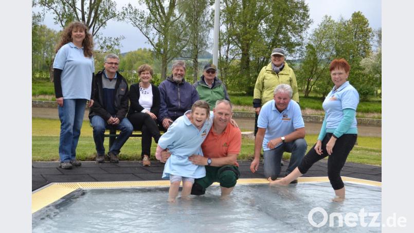 Nele und ihr Opa, Bademeister Andreas Baierl, sowie Margareta Czichon scheuen den Schritt ins kalte Wasser nicht. Vorsichtiger waren die anderen Mitglieder des Fördervereins &quot;Freunde des Stadtbads&quot;. Bild: hcz