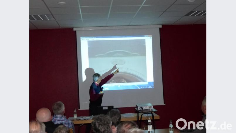 Josef Eimer erklärt den Anwesenden die Inschriften in der Kirche. Bild: hme