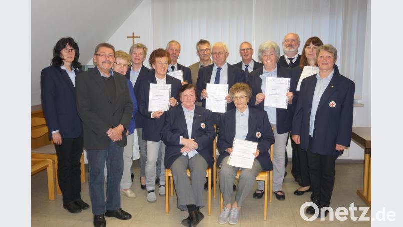 Bereitschaftsleiterin Gabi Beer-Langer (rechts), Ehrenbereitschaftsleiterin Roswitha Schinhärl (sitzend links) und Zweiter Bürgermeister Karl Busch (Zweiter von links) gratulierten (mit Urkunden, von links) Christa Kastner (30 Jahre), Heinz Nachbar (50), Johann Spörrer (50), Emmy Zimmermann (30), Margot Köstler (40), Lydia Galitzdörfer (40). Bild: fppp