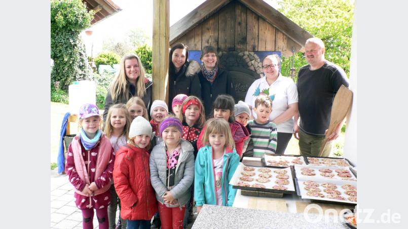 Früh übt sich, wer das Brotbacken lernen will. Das lernen die Vorschulkinder des Kinderhauses Sankt Elisabeth bei Familie Speckner in Tagmanns. Bild: lep