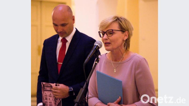 Marcela Brabačová bei ihrer Dankesrede, daneben Zweiter Bürgermeister, Jiří Černý. Bild: gjb