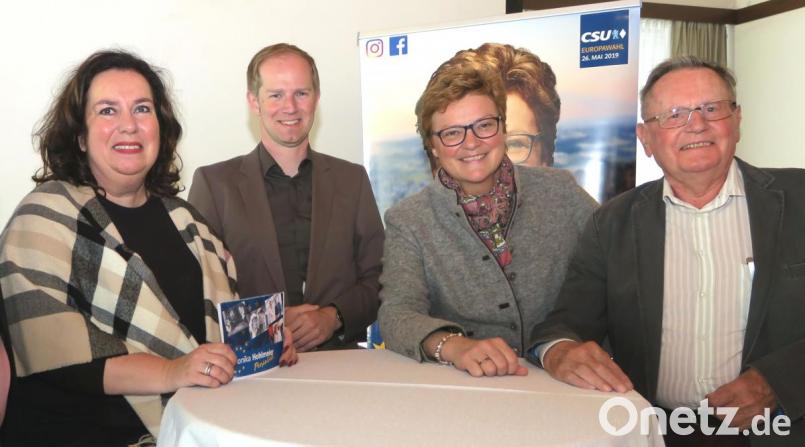 Pressesprecherin Gisela Schlenker, Bürgermeister Konrad Kiener, Europaabgeordnete Monika Hohlmeier und Bezirksvorsitzender Günther Loibl (von links) sprachen bei der Bezirksversammlung der Seniorenunion. Bild: Hirsch