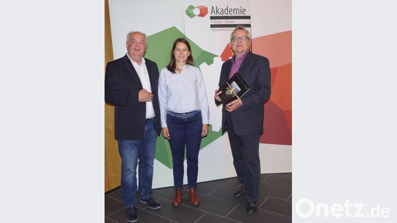 Der Vorsitzende der Akademie Ostbayern-Böhmen, Josef Schönhammer, und Programmkoordinator Hans Fischer bedankten sich bei der Referentin, Diplom-Informatikerin Gudrun Fischer, für den kompetenten Vortrag über „Chancen der Digitalisierung im ländlichen Raum“. Bild: weu