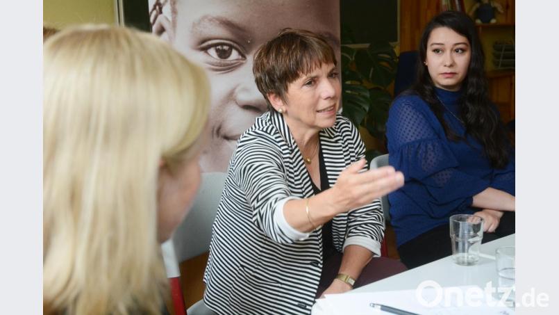 Margot Käßmann (Mitte) hört sich beim AK Asyl die Geschichte von Samira Aghadadashova (rechts) an. &quot;Wenn Menschen Namen und Geschichten von anderen kennenlernen, dann ändert sich Stimmung&quot;, dann ist der Fremde nicht mehr bedrohlich, sagt die Botschafterin des Kinderhilfswerks terre de hommes. Bild: Gabi Schönberger