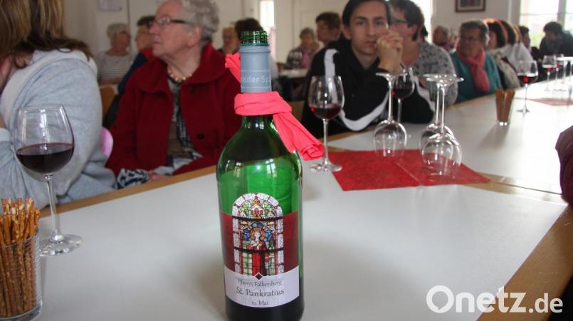 Für den Festwein zur Primiz wurde ein besonderes Etikett gestaltet. Bild: wro