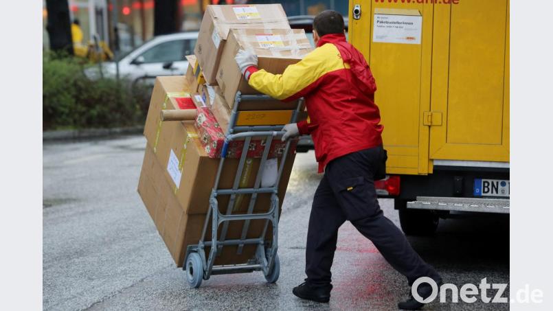 Schleppen für die Konsumfreuden der Kunden: Paketboten sind nicht die Profiteure des E-Commerce-Booms. Bild:  Malte Christians/dpa