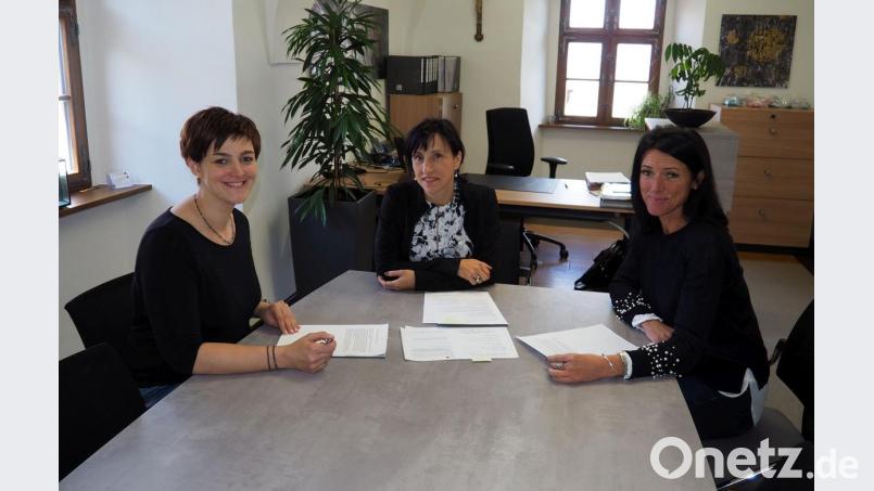Steffi Götz, Bgm. Tanja Schiffmann, Regina Kiermaier Bild: Markt Parkstein