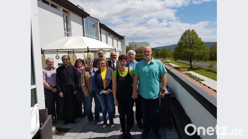 Die geladenen Gäste bewunderten die Terrasse der Fitteria mit Blick auf die Kurpromenade und den Tillenberg.
Von rechts Axel Grünert, Gerhard Geiger, Katrin Grünert, Bürgermeister Klaus Meyer, Ursula Stingl, Alfons Schnurrer, Claudia Summer, Roswitha Schmeller, Pfarrer George Parankimalil, Jürgen Rath. Bild: exb