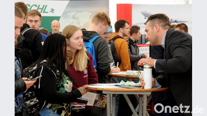 Genau darum geht es beim Karriere-Tag: Fragen stellen, Antworten und zusätzliche Informationen bekommen. Bild: Stephan Huber