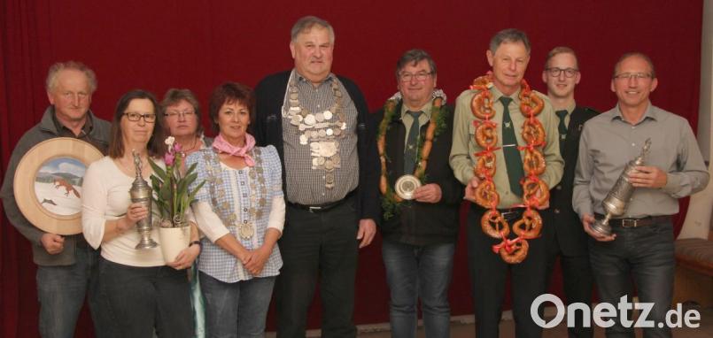 Die Schützenmeister Johannes Schneeberger (Zweiter von rechts) und Johann Fuchs (Vierter von rechts) sowie Schießleiter Alfred Schießlbauer (Dritter von rechts) zeichneten treffsichere Mitglieder beim Verein &quot;Murachtal&quot; aus. Geehrt wurden (von links) Johann Schneeberger, Angelina Schneeberger, Gerlinde Fleischmann, Schützenliesl Monika Zinkl, Schützenkönig Jakob Kiener und Wanderpokalgewinner Herbert Bauer. Bild: bgl