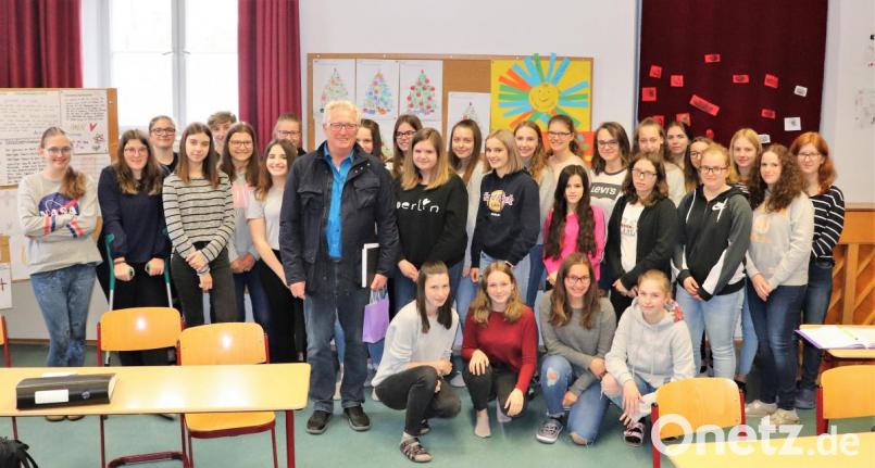 Franz Malzer informierte jetzt in der Mädchenrealschule über seine Arbeit als Betriebsrat bei Schott Mitterteich. Bild: exb