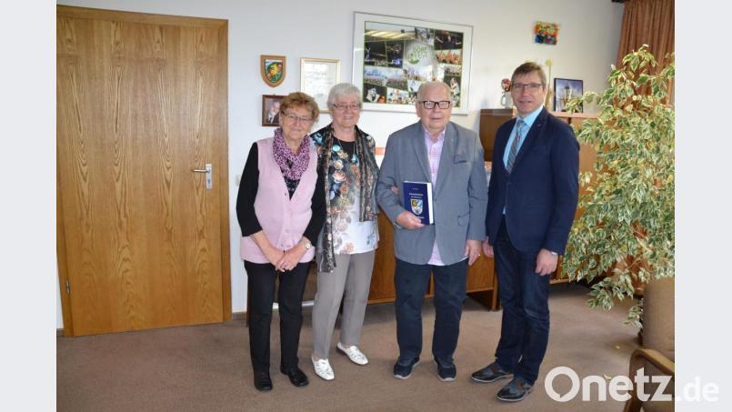 Reinhold Nowaschewski weilt zum 25. Aufenthalt in Moosbach. Bürgermeister Hermann Ach (rechts) überreichte ihm eine Ortschronik. Begleitet wurde er von Quartiergeberin Anneliese Rappl und Lebensgefährtin (von links). Bild: gi