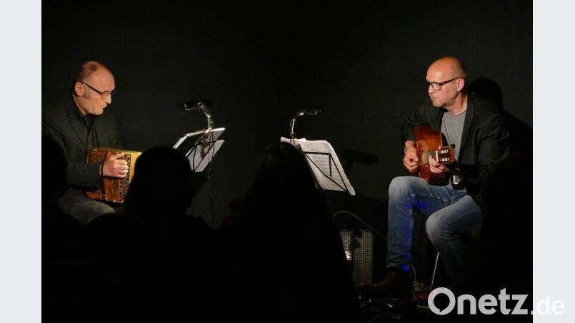 Norbert Gabla und Andreas Blüml halten ein eindrucksvolles Plädoyer für den Tango der italienischen Auswanderer nach Argentinien und Uruguay im Schmidt-Haus. Bild: kbw