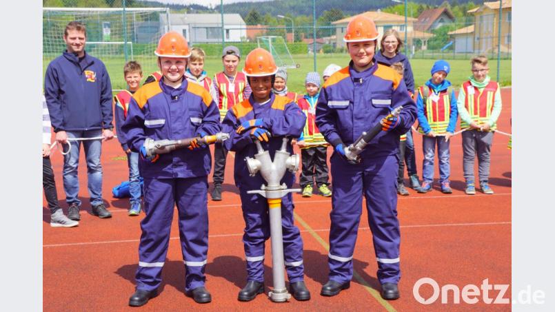 Die Feuerdrachen verabschieden Nicola Scheidler, Tyrek Schmelzer und Nils Ködel (vorne von links). Sie wechselten zur Jugendfeuerwehr, nicht aber ohne mit dem jüngsten Wehrnachwuchs noch einmal zu üben. Bild: bkr