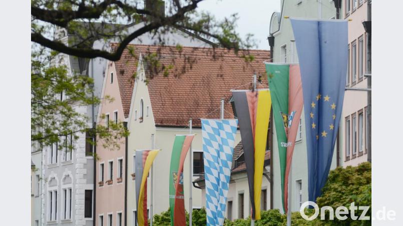 Die Europafahne weht vor dem alten Rathaus in Weiden. Bild: Gabi Schönberger