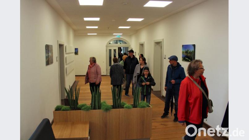 Deutlich mehr Besucher als sonst machten sich beim „Tag der offenen Tür“ auf, um das generalsanierte Rathaus zu erkunden. Bild: stg