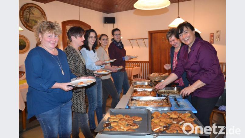 Zum Schluss des Kochabends wurden alle Gerichte zusammen gestellt. Die Frauen und Mädchen konnten dann probieren. Referentin Monika Schnupfhagn und Vorsitzende Lisa Ach (von rechts) freuten sich, dass es ihnen so gut mundete. Bild: gi