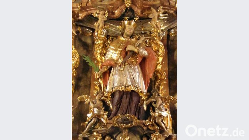 Eine Figur auf dem Hochaltar der Waldecker Pfarrkirche stellt den heiligen Johannes von Nepomuk dar. Bild: hl