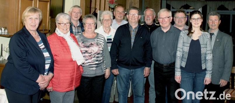 Neuwahlen und Ehrungen standen im Mittelpunkt der Jahreshauptversammlung des VdK-Ortsverbandes Tännesberg. Vorne von links: Vorsitzende Linda Dobmeier, Annemarie Dobmeier ((20), Anna Sürzer (20), Alfred Stubenvoll (20), Gemeinderat Hans Eckl, VdK-Geschäftsführerin Sarah Kellner; hintere Reihe von links: Josef Kick (10), Beisitzerin Johanna Kick, ehemaliger Bürgermerister Matthias Grundler, Altbürgermeister Werner Braun, Stellvertreter Bernhard Zimmet und VdK-Kreisvorsitzender Josef Rewitzer. Bild: es