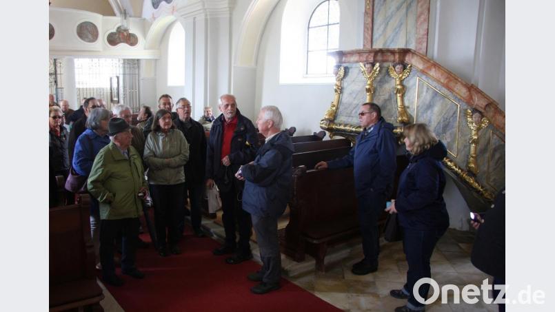 Besichtigt wurde, zusammen mit Adalbert Busl (Vierter von rechts), auch die Kreuzbergkirche. Bild: wro