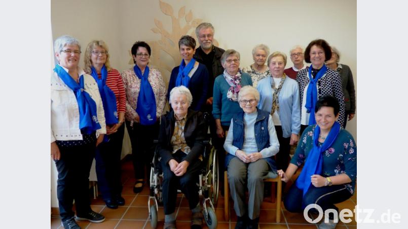 Teamsprecherin Christine Pfeiffer (links) ehrt langjährige Mitglieder: Ruth Baur, Juliane Severin, Irene Koppauner, Rosi Seitz, Berta Sporr, Josefine Walberer (von rechts) sowie Hermine Meier und Maria Neumann (sitzend, von rechts). Neu wurden Gabriele Rauch, Renate Kneidl und Rita Graser (Zweite bis Vierte von links) im Katholischen Frauenbund aufgenommen. Bild: mng