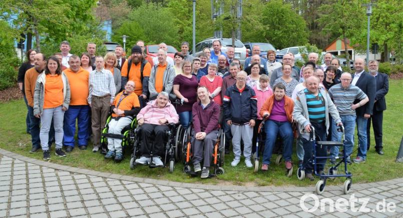 Mitarbeiter der HPZ-Werkstätten, die bis zu 45 Jahre bereits hier arbeiten, ehrte die Geschäftsleitung. Zusammen sind es 1230 Jahre. Bild: fz