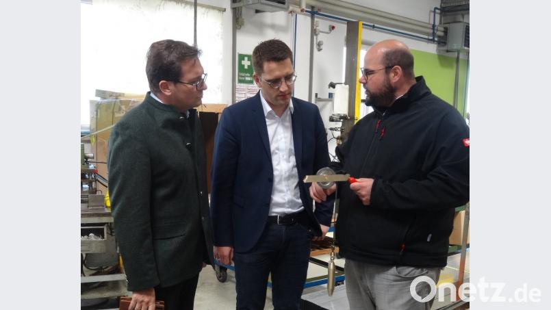 Ist bei der Firma Messtechnik Richter alles im Lot? Eigentlich schon, wenn der Brexit und die zunehmende Bürokratie bei Exporten nicht wären. Beide Punkte spricht Juniorchef Erik Richter beim Besuch von EU-Kandidat Christian Doleschal und stellvertretendem CSU-Kreisvorsitzenden Franc Dierl (von rechts) an. Bild: hai