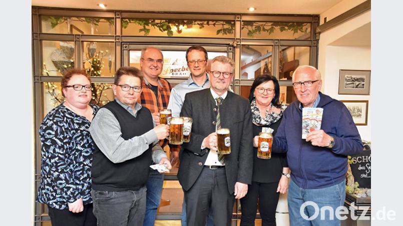 Ein friedliches Frühlingsfest wünschen sich (von links) Kerstin König, Fred Tischler, Festwirt Christian Schlögl, Christian Sperber, Bürgermeister Michael Göth, Hermine Sperber und Günter Wunderle. Bild: Andreas Royer