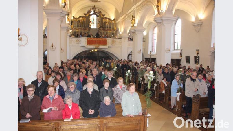 Übervoll war am Monatsdreizehnten die Tirschenreuther Stadtpfarrkirche bei der 385. Wallfahrt. Bild: kro